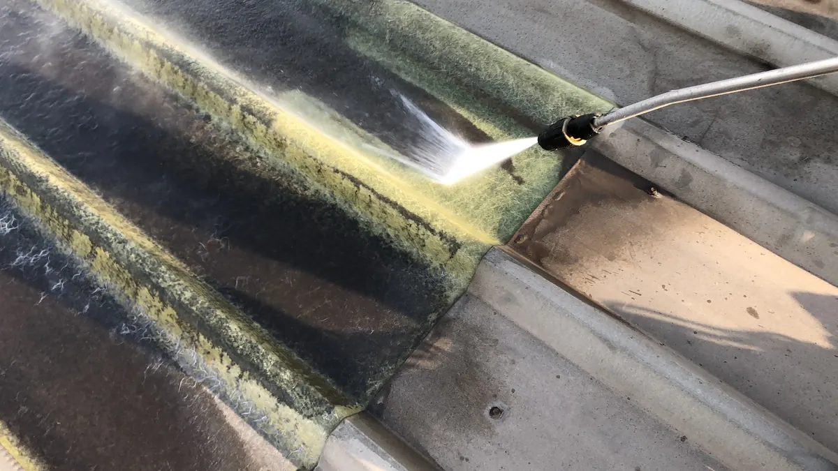 Limpieza de canaleta con agua a presión