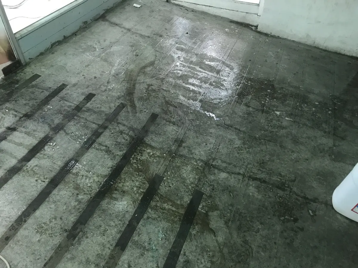 Estacionamiento con pavimento de hormigón recién lavado